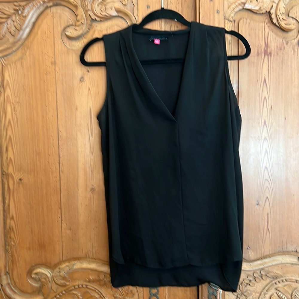VINCE CAMUTO, Invert Pleat V-Neck Sleeveless Rumple Blouse